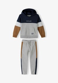 Valittu, grey navy carmel