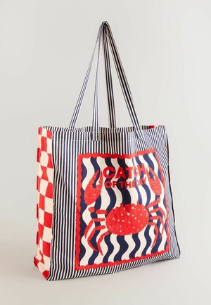 Duża torba typu tote wykonana z bawełny, ozdobiona czerwonymi i granatowymi paskami, wzorem w kratę oraz nadrukiem kraba z napisem "CATCH OF THE DAY".