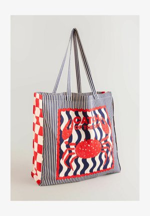 Duża torba typu tote wykonana z bawełny, ozdobiona czerwonymi i granatowymi paskami, wzorem w kratę oraz nadrukiem kraba z napisem "CATCH OF THE DAY".