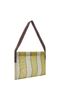 Siateczkowa torebka w żółte i białe paski, z czarnymi wykończeniami i czerwoną akcentem. Posiada smukły, prostokątny kształt oraz pojedynczy pasek na ramię.