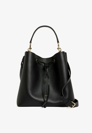 Bolso tipo cubo de cuero negro con superficie texturizada, acentos en metal dorado, cierre de cordón y correa de hombro desmontable.