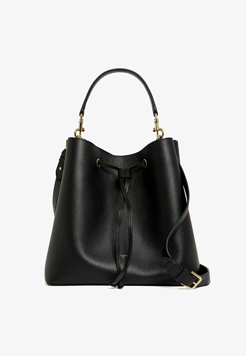 Borsa a secchiello in pelle nera con superficie texturizzata, dettagli in metallo dorato, chiusura con cordoncino e tracolla rimovibile.