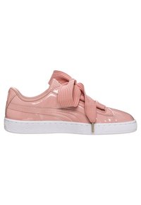 Baskets rose clair brillantes avec des lacets roses épais et texturés noués en nœud et une semelle en caoutchouc blanche.