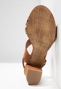 Marco Tozzi Sandales - cognac
