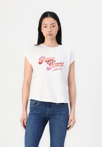 Balta trumpa marškinėliai su sukotais trumpais rankovėmis, ant priekinės pusės spausdinta spalvinga "Pepe Jeans London" tekstą.