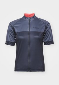 Maillot de cyclisme pour homme en marine foncé, avec des manches courtes, une fermeture éclair frontale intégrale et un col intérieur corail contrastant. Logo de la marque sur la poitrine.