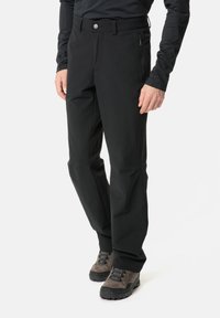 Pantaloni esterni neri realizzati in materiale resistente, con vestibilità dritta, tasche frontali e una tasca laterale con zip per riporre gli oggetti.