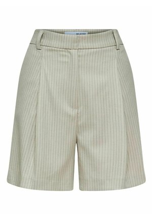 Shorts beige à rayures avec un design ajusté, présentant des plis à l'avant et une texture lisse. Comprend des passants de ceinture et une fermeture éclair.