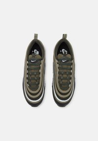 Tenisky Nike Air Max 97, olivově zelené a černé, s vrstveným designem a síťovinovým svrškem, gumovou podrážkou a charakteristickým logem na jazyku.