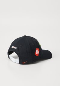 Nike Sportswear PATCH TOSS CLUB UNISEX - Kapa - black