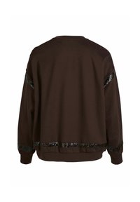 pruun kapuutsiga särk, millel on tekstureeritud must aktsentitribadega õlgadel ja alumisel serval. Omab vabamat lõiget ja soonikkoes mansette.