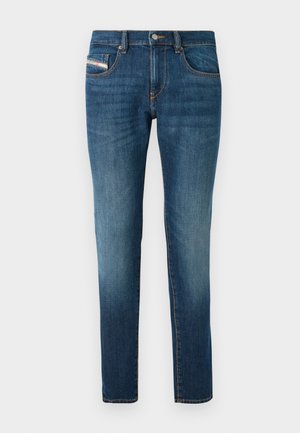 Jean en denim bleu foncé avec un léger délavage, coupe droite, cinq poches et des détails de couture contrastés.