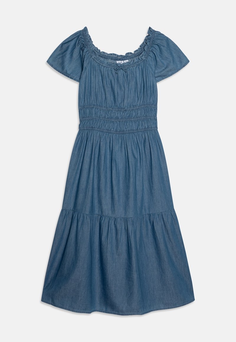 Robe en denim bleu épaules dénudées, manches courtes, corsage froncé élastique, taille cintrée et jupe midi à volants.