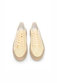 Gelbe Stoff-Sneaker mit durchgehendem Design, Schnürung vorne und hellbraunem, gewebtem Jute-Zwischensohle. Glatte Innenauskleidung. Insgesamt abgerundete Form.