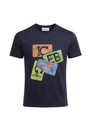 T-shirt a maniche corte blu navy con toppe rettangolari colorate sovrapposte che presentano lettere e scarabocchi astratti sul davanti.