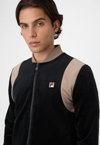 Fila ADRIANO REGULAR TRACK - Bomberjacka - black/taupe gray