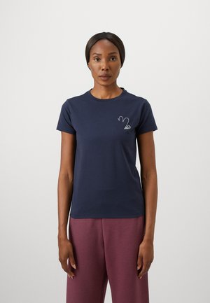 T-shirt in cotone blu navy con scollo rotondo, maniche corte e un piccolo design ricamato bianco sul petto. Design minimalista.