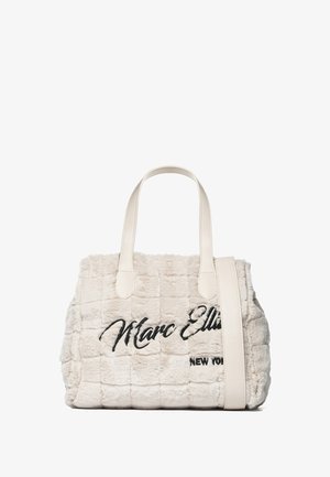 Borsa a mano in ecopelliccia bianca con texture trapuntata, con scritta ricamata nera "Marc Ellis New York" e doppi manici con finitura liscia.