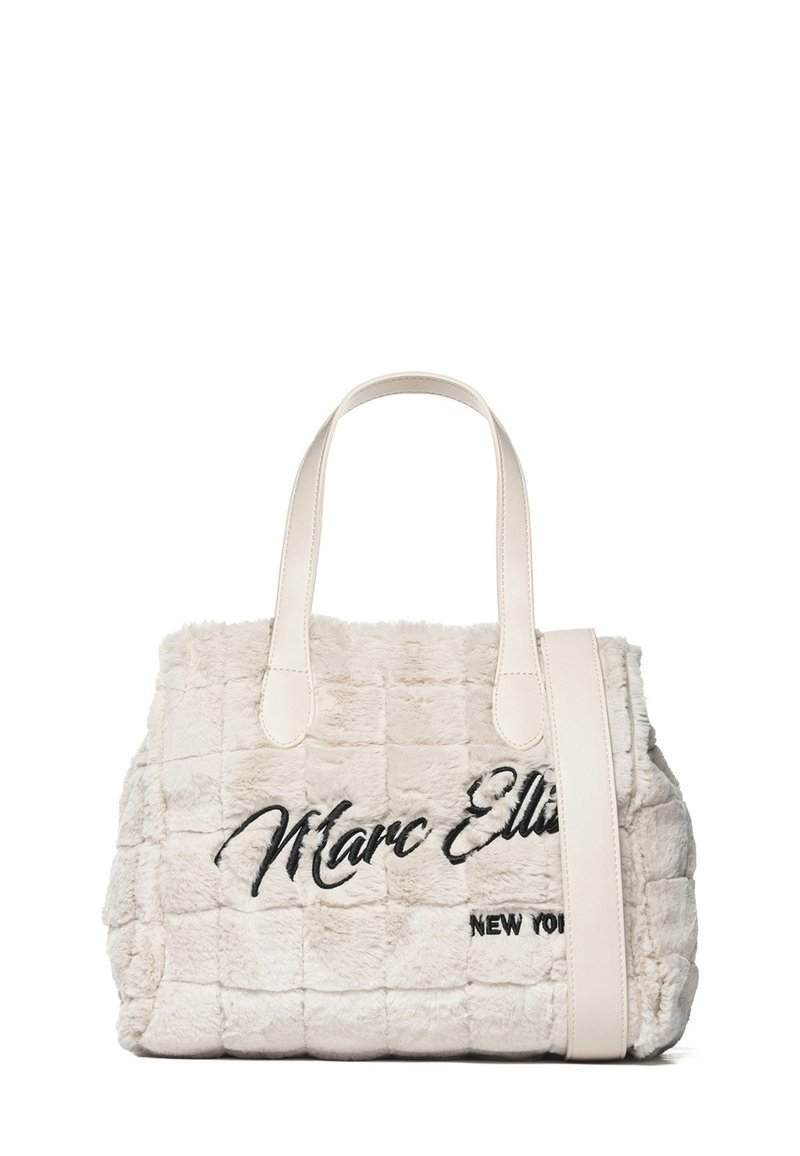 Witte faux fur boodschappentas met gewatteerde textuur, voorzien van zwart geborduurde tekst "Marc Ellis New York" en dubbele hengsels met een gladde afwerking.