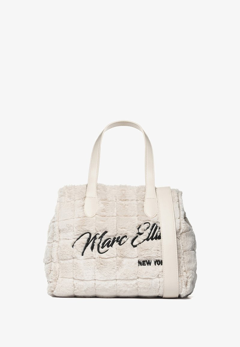Witte faux fur boodschappentas met gewatteerde textuur, voorzien van zwart geborduurde tekst "Marc Ellis New York" en dubbele hengsels met een gladde afwerking.