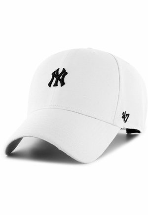 Gorra de béisbol blanca con visera curva, que presenta un logo de NY bordado en negro en la parte frontal y un pequeño detalle en negro "47" en el costado.