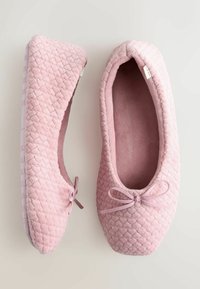 Pantofole rosa chiaro con texture trapuntata, punta arrotondata e fiocchi decorativi sul davanti. Interno morbido per un comfort maggiore.