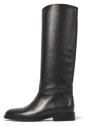 Knöchelhoche schwarze Lederstiefel mit strukturiertem Finish, runder Zehenpartie, glattem Schaft und niedrigem Blockabsatz. Minimalistisches Design, keine sichtbare Hardware.