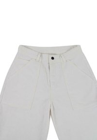 Pantaloni bianchi in cotone con vita alta, due tasche frontali e chiusura a un pulsante nero. Tessuto liscio con cuciture rinforzate.