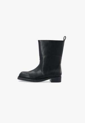 Schwarze Lederstiefelette mit runder Zehenform, glatter Oberfläche, minimalistischem Design und niedrigem Blockabsatz. Mit einem Ziehhilfe an der Rückseite.