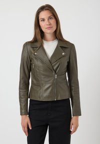 Olivengrønn skinn bikerjakke med cropped passform, asymmetrisk frontglidelås, spisse klaffer og glidelåslommer. Teksturert overflate.