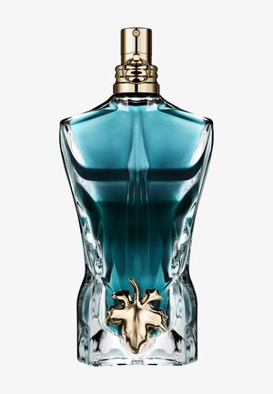 Transparente blaue Parfümflasche in Form eines männlichen Torsos mit einem goldenen Blattdetail am Boden und einer goldenen Sprühdüse oben.