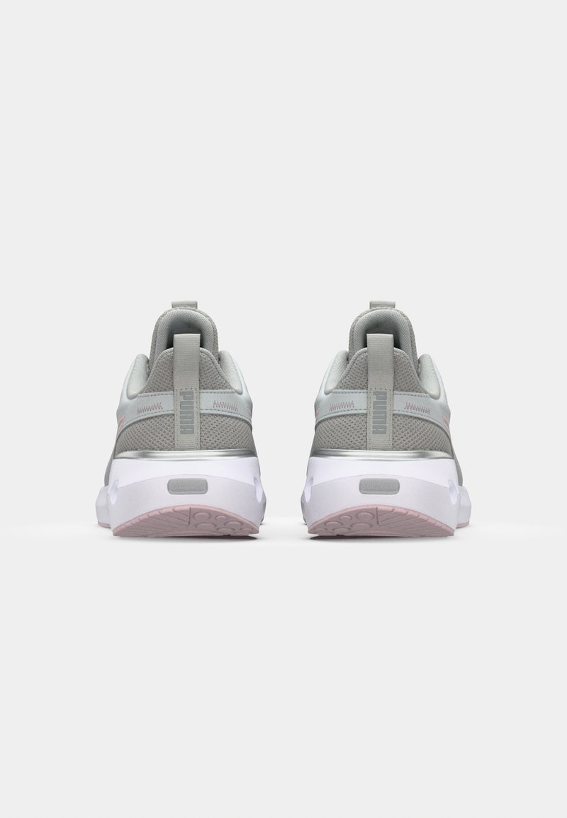 Un par de zapatillas Puma en gris y blanco mostradas desde atrás, con tejido de malla, lengüetas y suelas de espuma suave con una suela de color rosa claro.