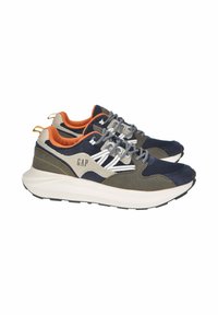 Sneaker multicolori con tomaia in rete e suede nei toni del blu navy, oliva e beige, con fodera arancione e lacci grigi. Logo sul lato.