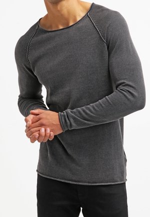Camisa de manga larga gris oscuro, textura acanalada, escote redondo con costura contrastante, diseño ajustado, combinada con pantalones negros.