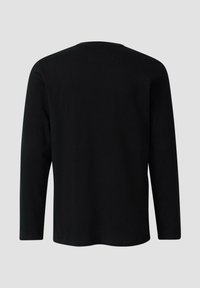 Czarna koszulka z długim rękawem, okrągłym dekoltem i prostym krojem. Gładka faktura, minimalistyczny design, brak widocznych wzorów czy akcentów.