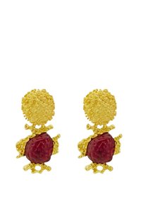 Goldfarbene Ohrringe mit einem strukturierten Blumenoberteil und einem roten Erdbeerdesign, mit erhabenen Akzenten und einem glänzenden Finish.
