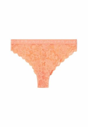 String lace persik dengan detail floral. Memiliki pinggang elastis bertuliskan logo dan tepi bergerigi. Tekstur yang halus dan semi-transparan.