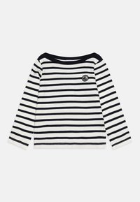 Langermet, stripete skjorte i vekslende marineblått og hvitt. Har b�åtformet utringning og lite brodert logo på brystet. Mykt stoff.