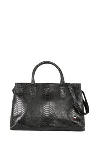 Sac à main en cuir noir texturé avec deux poignées, une bandoulière adjustable et un petit charme en forme de drapeau italien sur le côté.