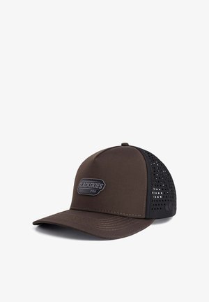 Braune und schwarze Mesh-Baseballkappe mit gebogenem Schirm und "BLACKSKIES PRO"-Aufnäher auf dem Vorderteil.