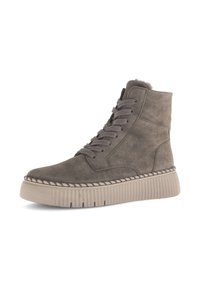 Hochsitze graue Wildledersneaker mit dicker, beige gerippter Sohle, passendem grauen Schnürsenkel und genähten Details entlang des Sohlenrandes.