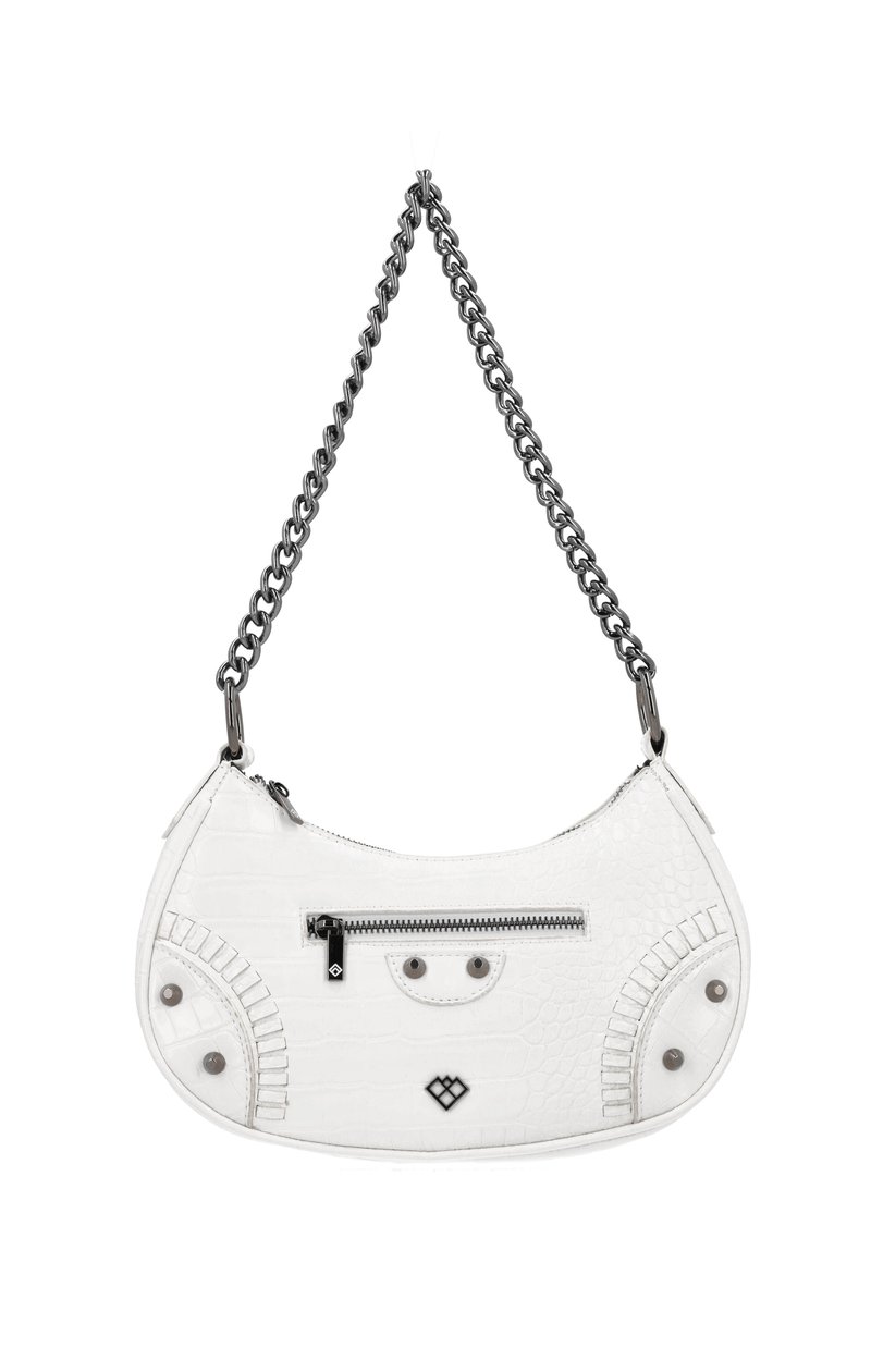 Hvid kænguruleder-task med en buet form, sølv kædetras, lomme med lynlås foran og runde detaljer på siderne.