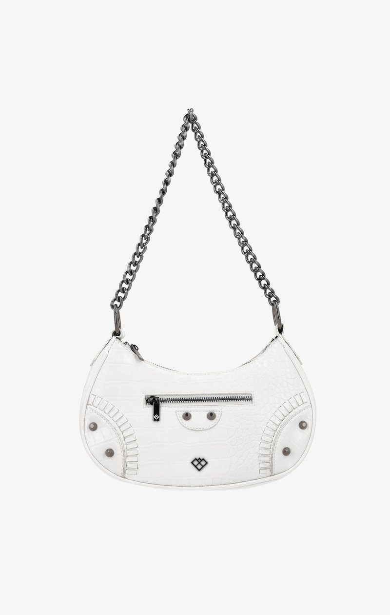 Hvid kænguruleder-task med en buet form, sølv kædetras, lomme med lynlås foran og runde detaljer på siderne.