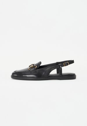 Must musta slingback-saad, millel on ümar toes, lamedad tallad ja dekoratiivne kuldne detail peal. Avatud kand.