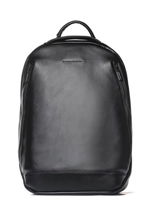 Zwarte leren rugzak met een bovenste handvat, twee verticale ritssluitingen en het MOMODESIGN-logo op het bovenste frontpaneel.