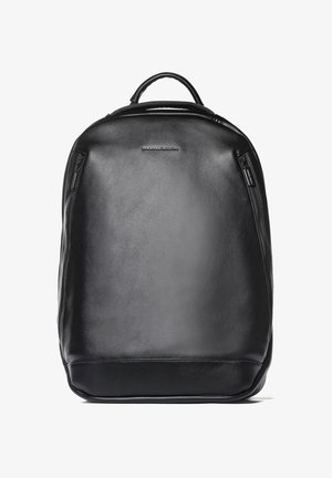 Zaino in pelle nera con manico superiore, due tasche verticali con cerniera e logo MOMODESIGN sul pannello frontale superiore.