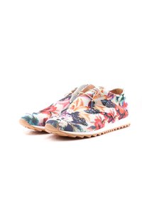 Sneakers con motivo floreale, con una tomaia in rete traspirante, suola in gomma beige e punta rotonda. Presentano lacci leggeri e una finitura texturizzata.