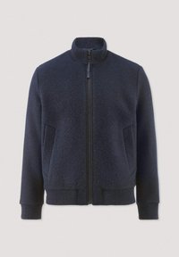 Marineblauwe wol zip-up jack met hoge ribgebreide kraag, zijzakken en ribgebreide manchetten en zoom, getoond op een effen achtergrond.