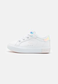 Baskets de sport basses blanches avec une tige en cuir lisse, des accents bleus et roses, des détails perforés et une semelle en caoutchouc. Logo de la marque sur le côté.
