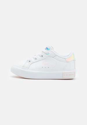 Weiße Low-Top-Sportschuhe mit einem glatten Lederobermaterial, blauen und pinken Akzenten, durchbrochenen Details und Gummisohle. Markenlogo an der Seite.
